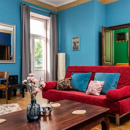 Les Couleurs By Upstairs Apartment