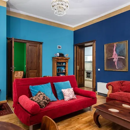 Les Couleurs By Upstairs Apartment *