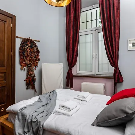 Les Couleurs By Upstairs Apartment *